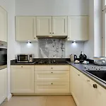 Lion Apartments - Oxford Family Apartment With Two Bedrooms